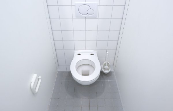 Nach der sexuellen Gewalt auf zwei Krefelder Grundschultoiletten will die Stadt die Schulen stärker sichern. (Symbolbild) - © Sven Hoppe/dpa