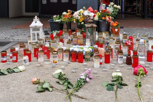 Trauerkerzen stehen an einem Tatort in der Paderborner Innenstadt neben Blumen. Vor dem Kiosk ist in der Nacht auf den 1. Mai ein 30-Jähriger ums Leben gekommen. - © Friso Gentsch/dpa