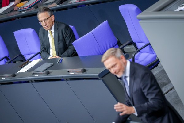 Jörg Kukies (SPD) (links) hat für Christian Lindner (FDP) als Finanzminister übernommen. - © Kay Nietfeld/dpa