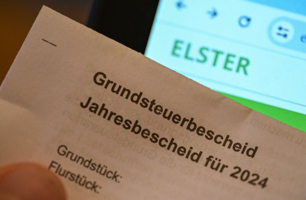 Die Grundsteuer ist eine jährliche Steuer auf den Besitz von Grundstücken und Gebäuden. (Symbolbild) - © Bernd Weißbrod/dpa