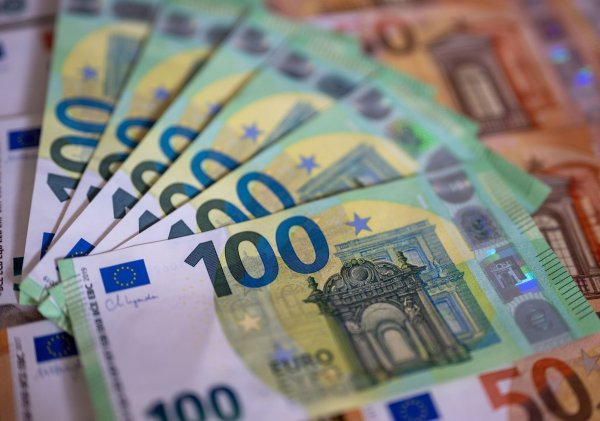 Vorläufiges Urteil: Der Arbeitgeber kann eine Sonderzahlung an die Voraussetzung knüpfen, dass in dem Zeitraum, für den die Zahlung geleistet wird, Arbeit erbracht wird. - © Monika Skolimowska/dpa/dpa-tmn
