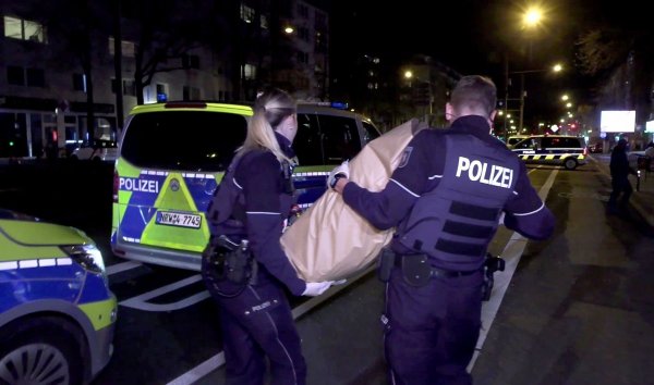 Nach einem Einsatz wegen eines herrenlosen Koffers in einem Kölner Supermarkt hat die Polizei einen verdächtigen Mann festgenommen. - © Sascha Thelen/dpa