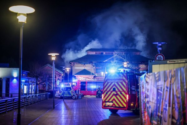 Einsatzkräfte der Feuerwehr sind bei einem Brand bei einem leerstehenden Restaurant im Einkaufszentrum Centro im Einsatz. - © Christoph Reichwein/dpa