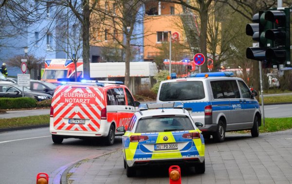 Ein Großaufgebot rückte nach Hildesheim-Ochtersum aus. - © Julian Stratenschulte/dpa