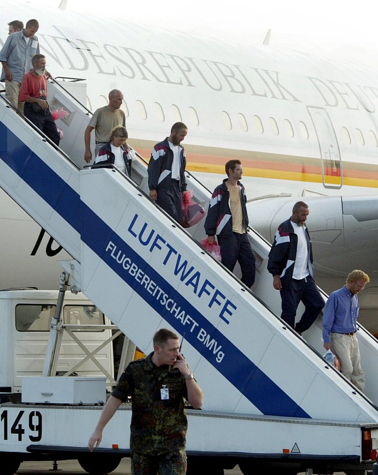 Am Flughafen: Die freigelassenen Sahara-Geiseln 2003. - © dpa