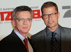 Verteidigungsminister Thomas de Maizi&egrave;re (links) mit Schauspieler Til Schweiger. - &copy; FOTO: DPA