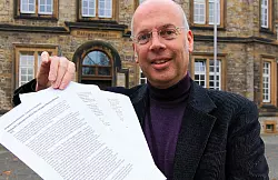 Auf drei eng beschriebenen Seiten erl&auml;utern die ehemaligen Ratsgymnasiasten die Vorz&uuml;ge von Sebastian Reichelt. Das Dokument erfreut den Lehrer fast mehr als der Preis. - &copy; FOTO: WOLFGANG RUDOLF