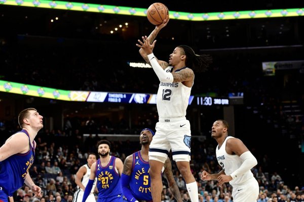Grizzlies-Guard Ja Morant (M.) führte sein Team zum Sieg. - © Brandon Dill/FR171250 AP/dpa