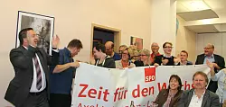 So sehen Sieger aus: Axel Lehmann feiert seinen Wahlsieg. - © Astrid Sewing