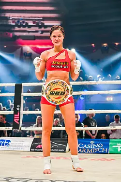 Siegesfoto aus der Nacht: Marie Lang hat erneut ihren WM-Titel verteidigt. - &copy; Halil Tosun