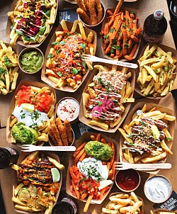 Fritten aus Kartoffeln und Süßkartoffeln gibt's bei "Frittenwerk" mit den unterschiedlichsten Toppings und Soßen. Ab Herbst im Loom. - © Frittenwerk Pommesmanufaktur