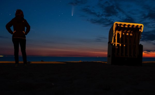 Kometen sind regelmäßig am Nachthimmel zu beobachten - mit etwas Geschick lassen sie sich mit dem Smartphone fotografieren. - © Sven Hoppe/dpa/dpa-tmn