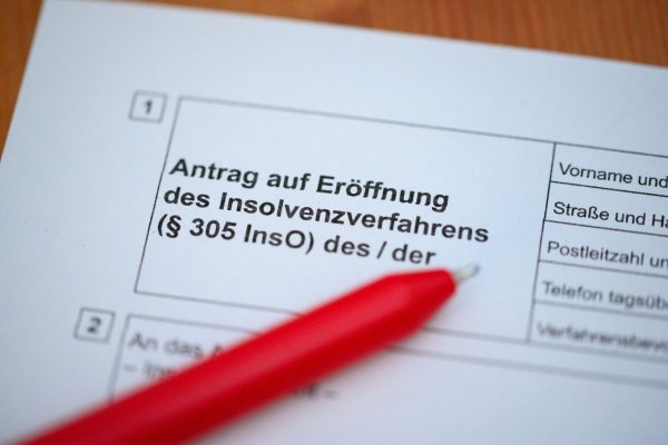 In Deutschland haben auch im September deutlich mehr Firmen Insolvenz angemeldet als ein Jahr zuvor. (Foto Illustration) - © Jonas Walzberg/dpa