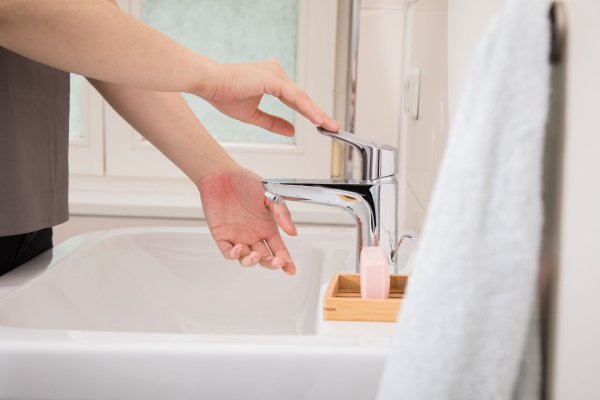 Hygiene im Alltag ist wichtig: Händewaschen kann Infektionskrankheiten vorbeugen. - © Christin Klose/dpa-tmn