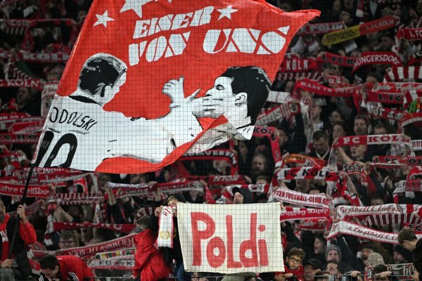 Kultfigur in Köln: Fans würdigen Lukas Podolski. - © Federico Gambarini/dpa