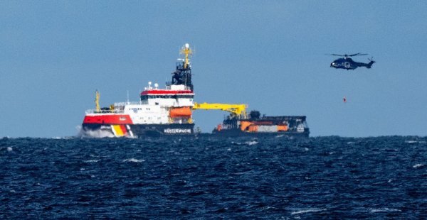 Mit 640 Tonnen Schweröl an Bord ist der Tanker «Annika» vor Heiligendamm in Brand geraten. - © Stefan Sauer/dpa