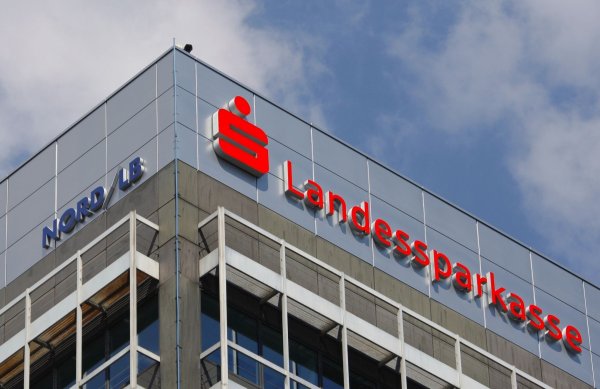 Die Gewerkschaft Verdi und die Arbeitgeber haben sich auf einen neuen Tarifabschluss für die Beschäftigten öffentlicher Banken in Deutschland geeinigt. - © Peter Steffen/dpa