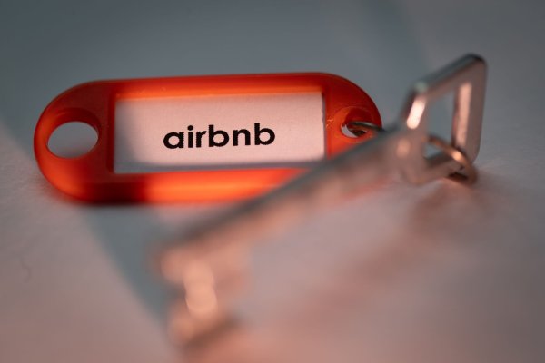 Achtung vor Betrugsversuchen bei Airbnb-Buchungen: Wenn eine Unterkunft Kontakt per E-Mail verlangt, handelt es sich oft um eine Betrugsmasche. - © Friso Gentsch/dpa/dpa-tmn