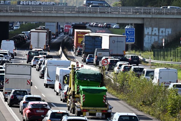 Bei der Fahrt in die Herbstferien standen viele Familien erst einmal im Stau. - © Federico Gambarini/dpa