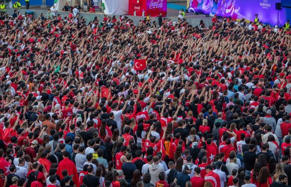 Gegen einen Mann ist Anklage wegen versuchten Mordes erhoben worden, weil er Menschen mit türkischen Fan-Utensilien mit einem Messer verletzt haben soll. (Archivfoto) - © Christoph Schmidt/dpa