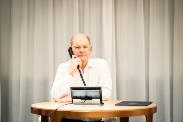 Die Mehrheit der Deutschen ist für ein Telefonat von Bundeskanzler Olaf Scholz (SPD) mit dem russischen Präsidenten Wladimir Putin. - © Steffen Kugler/Bundesregierung/dpa-Pool/dpa