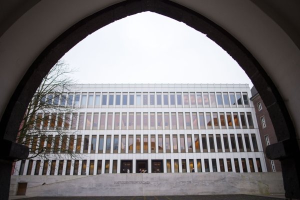 Über 25 Millionen Euro Sachschaden hat eine Brandstiftung in einem Krankenhaus angerichtet. Verletzt wurde niemand. Wegen versuchten Mordes steht eine 66-Jährige in Aachen vor Gericht. - © Marius Becker/dpa