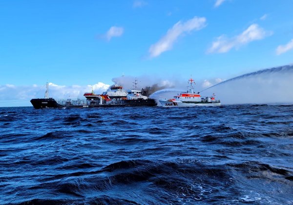 Kampf gegen die Flammen: Seenotretter gehen gegen den Brand auf dem Küstentankschiff «Annika» vor. - © -/Die Seenotretter - DGzRS/dpa
