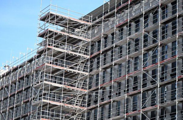 Der Auftragsmangel im Wohnungsbau weitet sich aus. - © Bernd Weißbrod/dpa