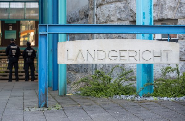 Blick auf ein Schild mit der Aufschrift «Landgericht» in Bielefeld. Angeklagt in einem Mordprozess ist ein 37-Jähriger aus Spenge. (Archivbild) - © Friso Gentsch/dpa