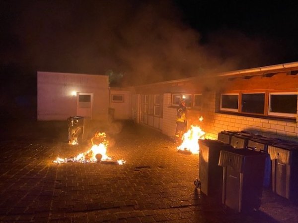 Mülltonnen brennen an Kindergarten in der Berliner Straße. - © Feuerwehr Blomberg