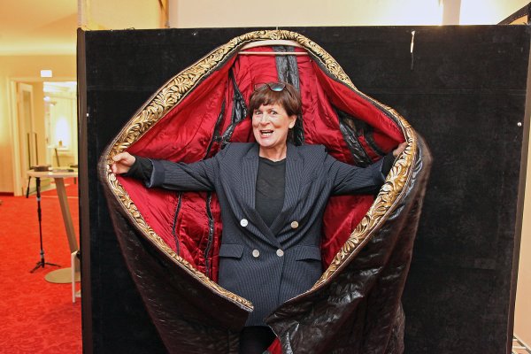 Kerstin Klindner hat sich den prachtvollen Riesenumhang von Dracula aus dem Musical vor zwei Jahren übergeworfen. - © Bernhard Preuß