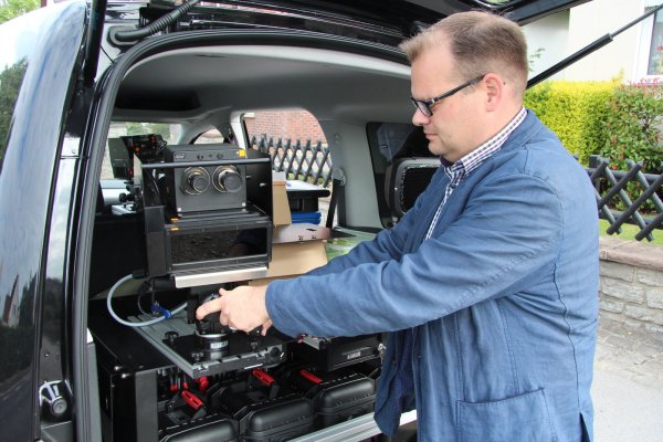 Zeigt die Technik: Peer Reese vom Ordnungsamt justiert im neuen
Blitzerwagen der Stadt das Modul mit Kamera und Laser. - © Jana Beckmann