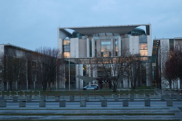 Das Bundeskanzleramt: Hier soll ein bogenförmiger Neubau aus Sandstein mit etwa 400 Büros für rund 777 Millionen Euro entstehen. - © Joerg Carstensen/dpa
