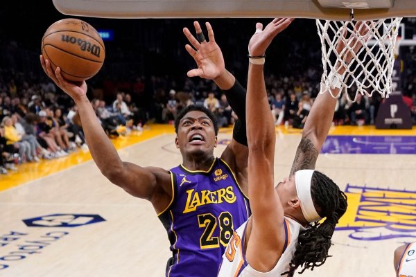Lakers-Forward Rui Hachimura (l) zieht gegen Phoenix Guard Damion Lee zum Korb. - © Mark J. Terrill/AP/dpa
