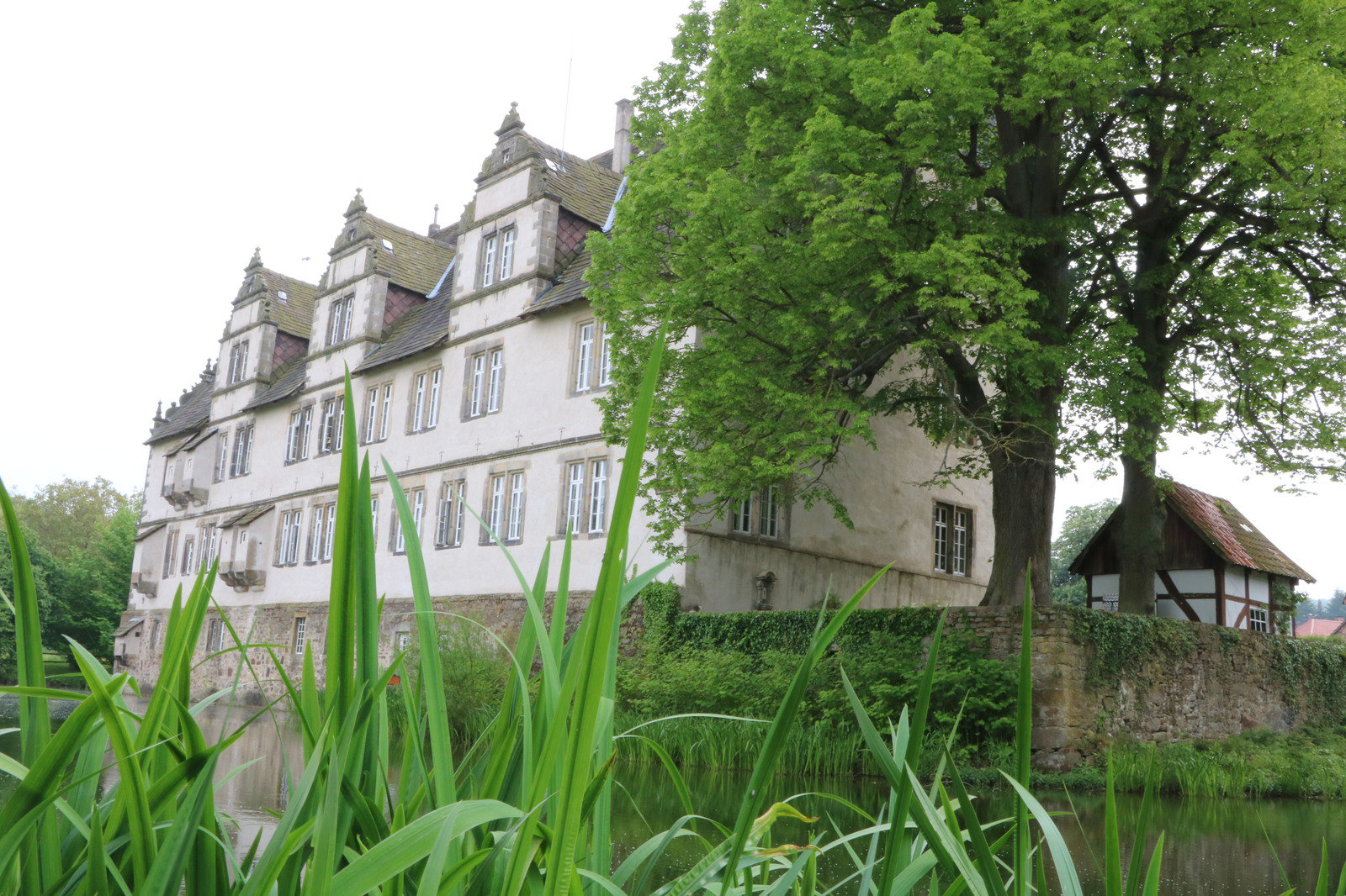 Von Nass umgeben: Wendlinghausen ist ein Wasserschloss. Den Burggraben sieht man aber nur vom anschließenden Park oder den dahinter liegenden Feldern aus.
