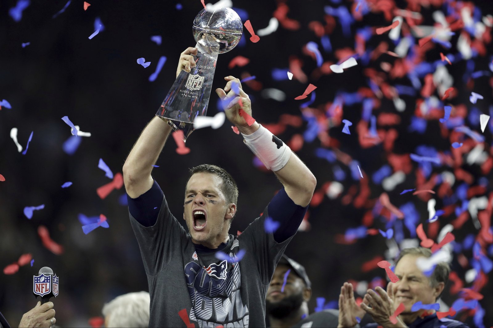 Tom Brady jubelt